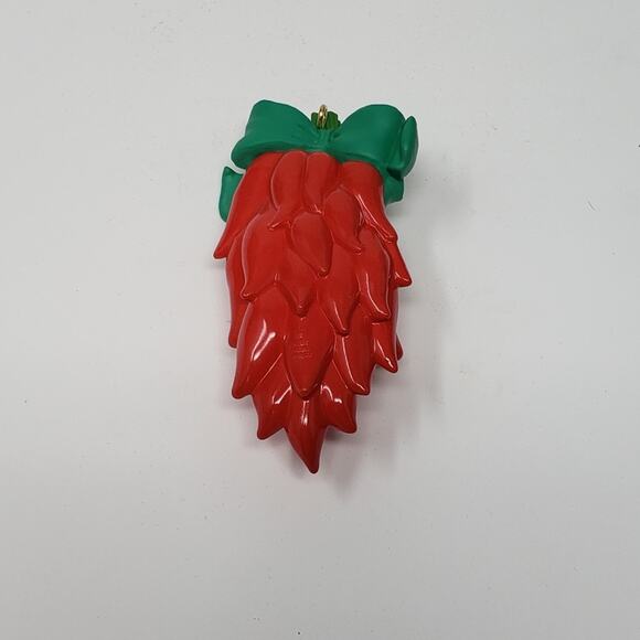 1995 Hallmark Feliz Navidad Handcrafted Keepsake Holiday Christmas Ornament. - Picture 4 of 6